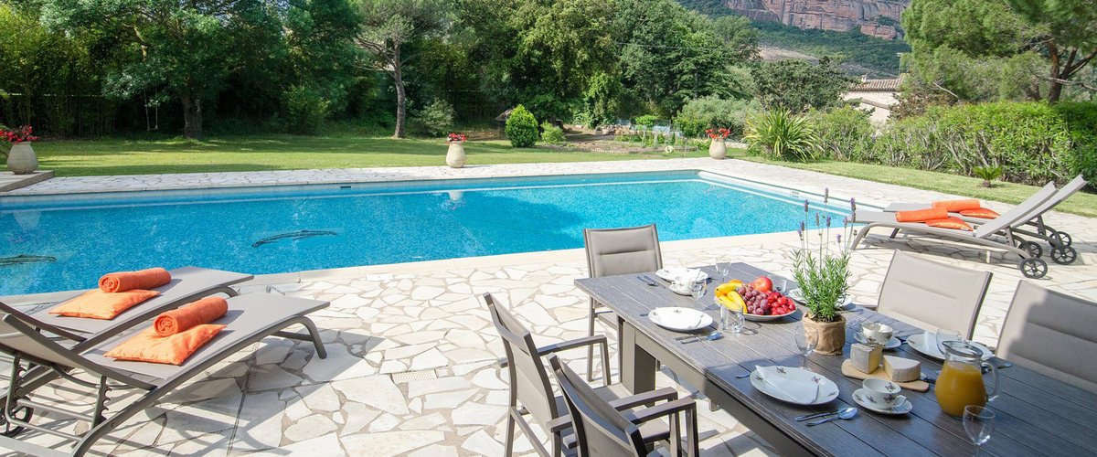 UNDER A CLEAR SOUTHERN BLUE SKY, ADMIRE THE CLEAR WATER OF THE POOL IN THIS PITTORESQUE SETTING OF A PROVINCIAL VILLA